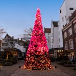 Modelabel ROKSANDA steekt kerstboom Pulitzer Amsterdam in roze jasje