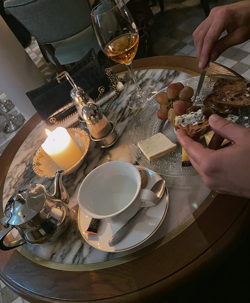 Gedekte tafel met thee en een kaasplankje